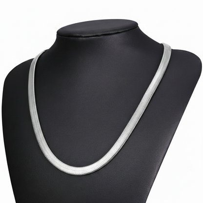 The Mamba Chain – Silver on Mannequin